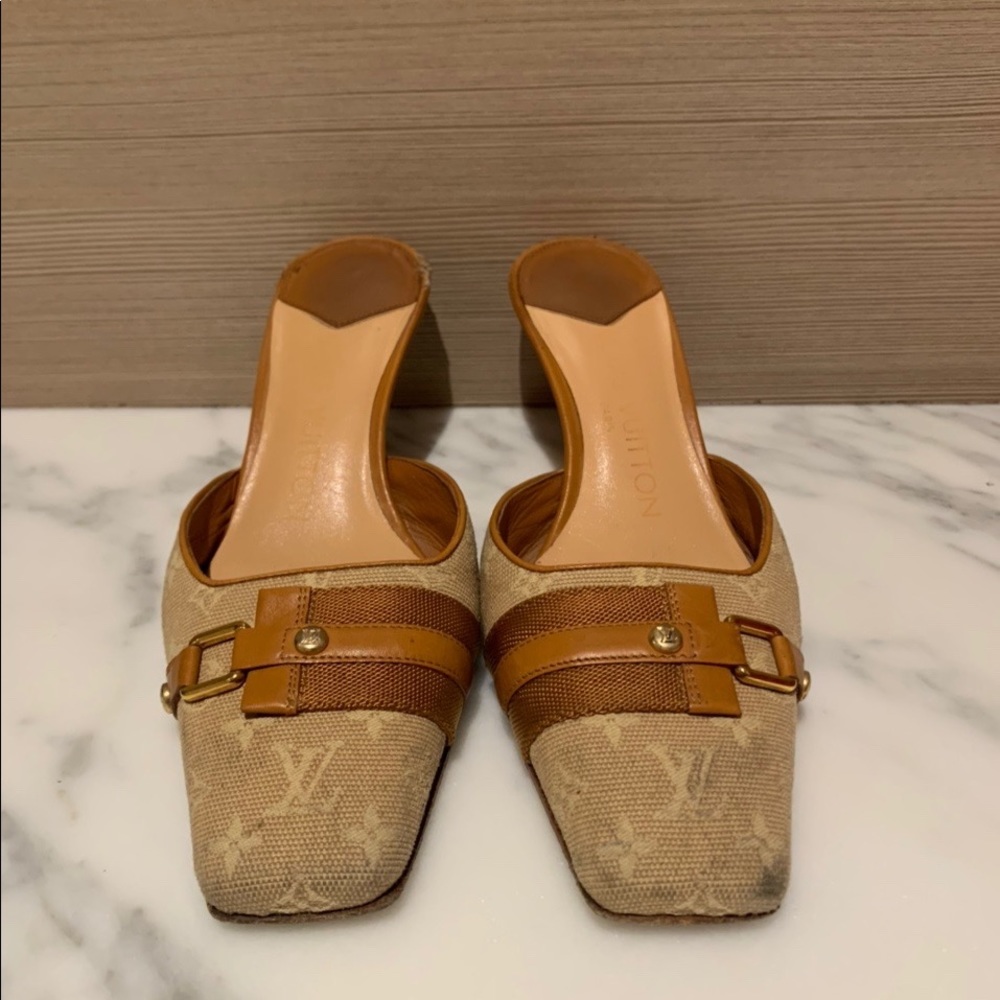 VINTAGE LIGHT BROWN MULE HEELS